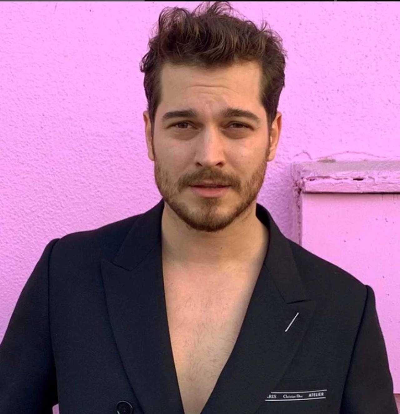 Çağatay Ulusoy'dan Yaz Sürprizi: Yeni Aşk, Yeni İmaj 2 Cagatay Ulusoydan Yaz Surprizi Yeni Ask Yeni Imaj 3