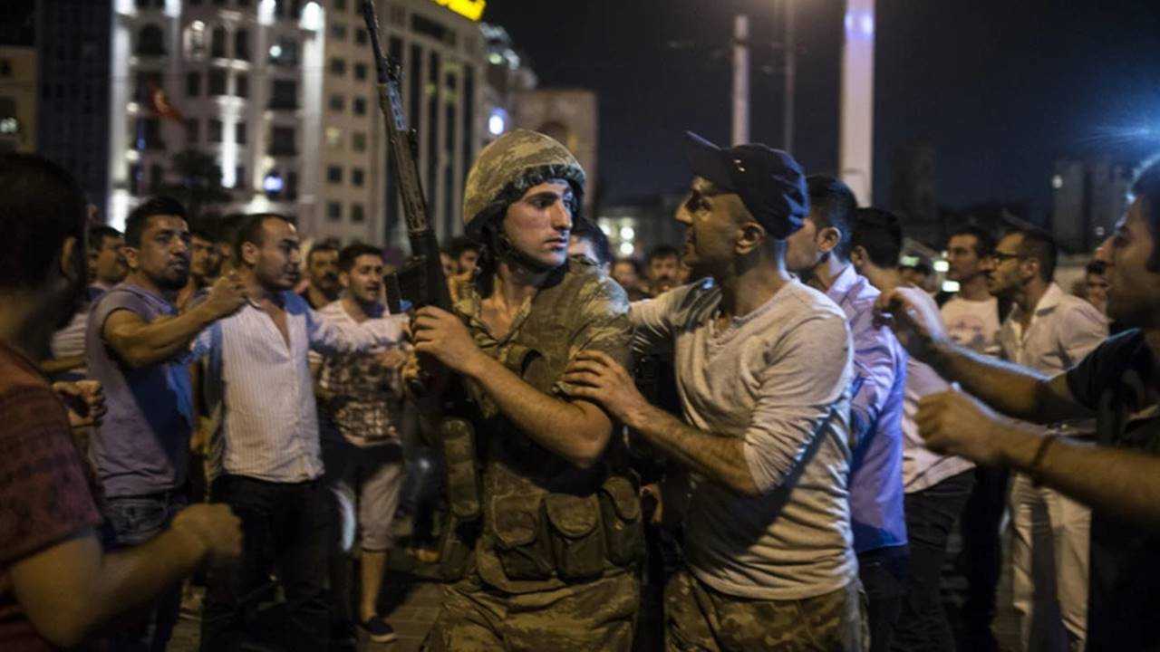 Darbe Geldi Halk Direndi 15 Temmuzun Sessiz Cigligi 2