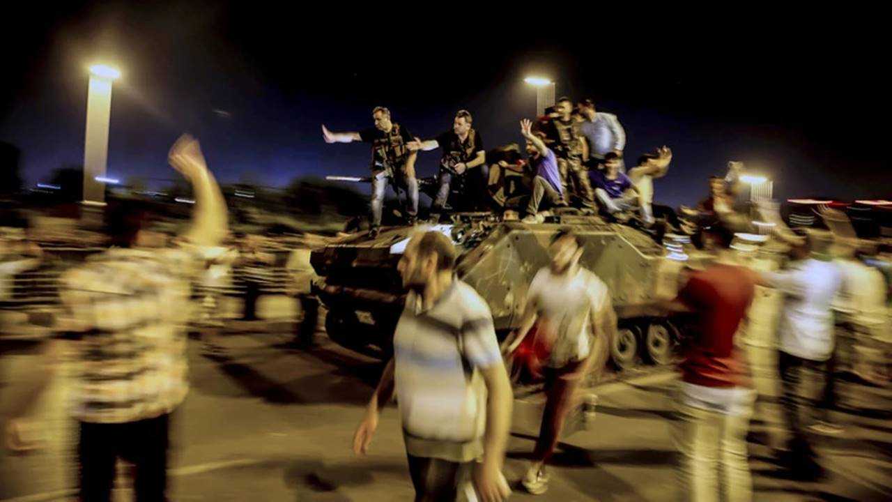 Darbe Geldi Halk Direndi 15 Temmuzun Sessiz Cigligi 4