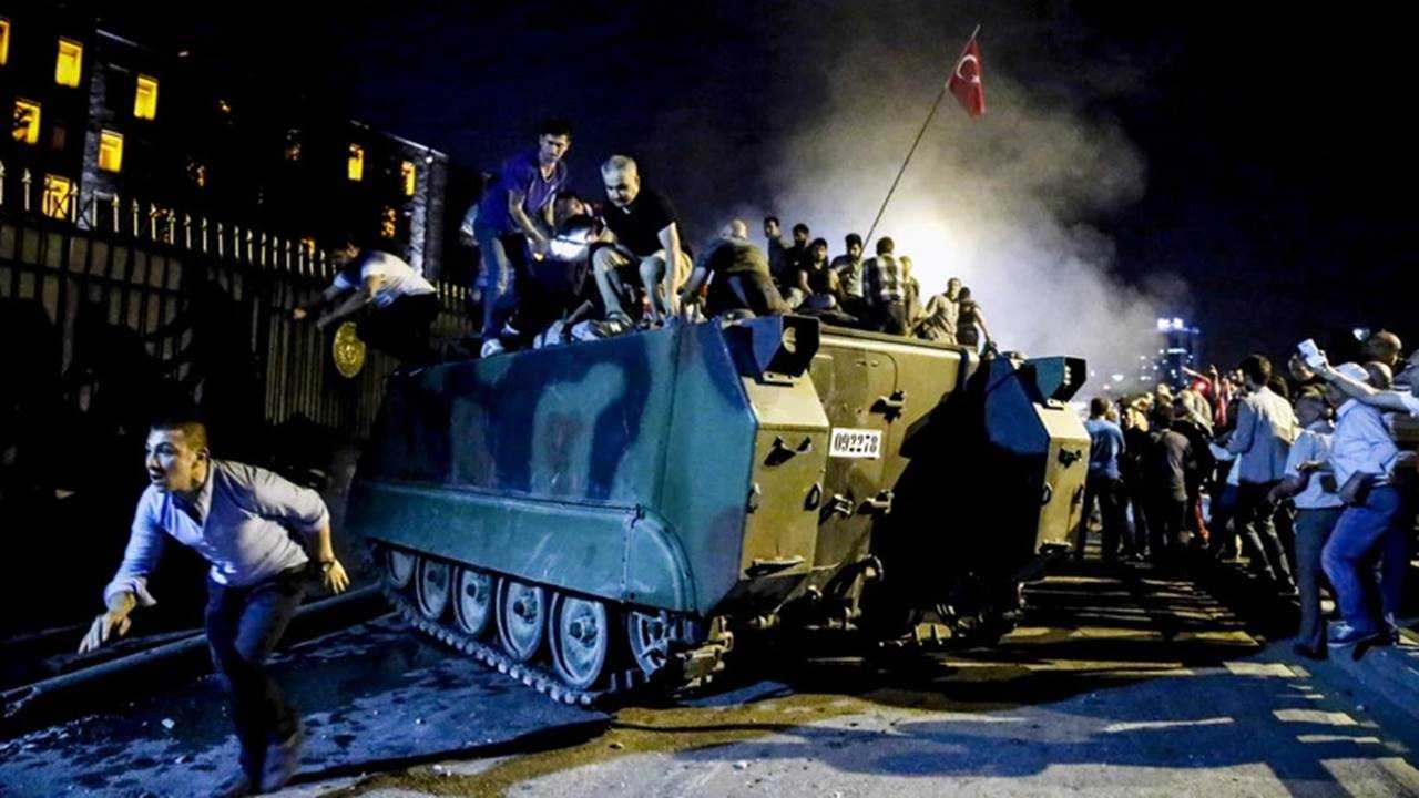 Darbe Geldi Halk Direndi 15 Temmuzun Sessiz Cigligi 6