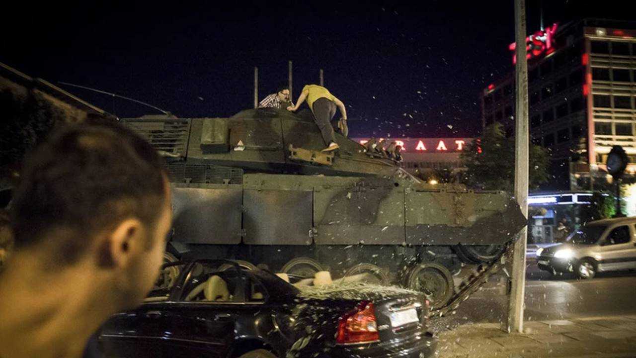 Darbe Geldi Halk Direndi 15 Temmuzun Sessiz Cigligi 9