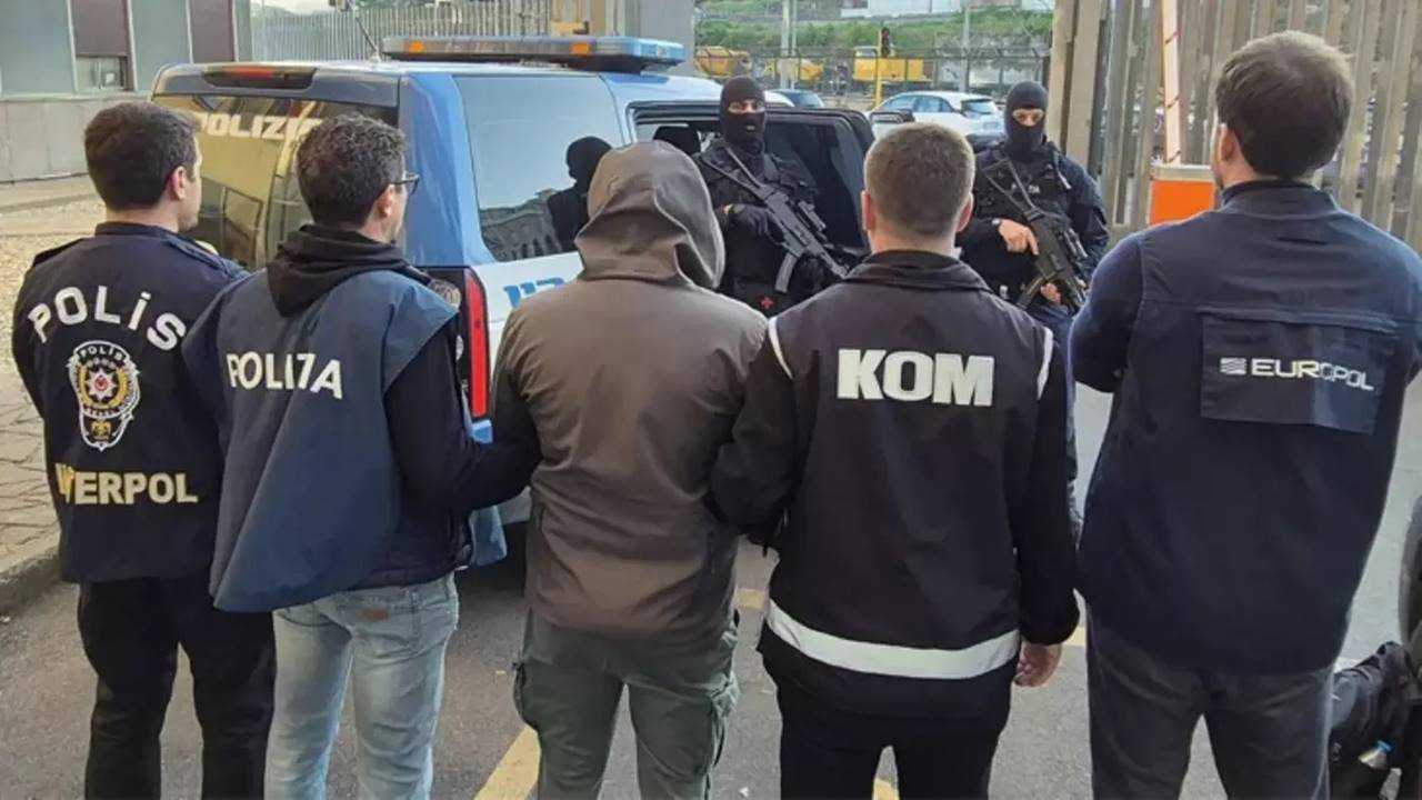 Kırmızı Bültenli 9 Suçlu Türkiye'ye İade Edildi 1 Kirmizi Bultenli 9 Suclu Turkiyeye Iade Edildi 2
