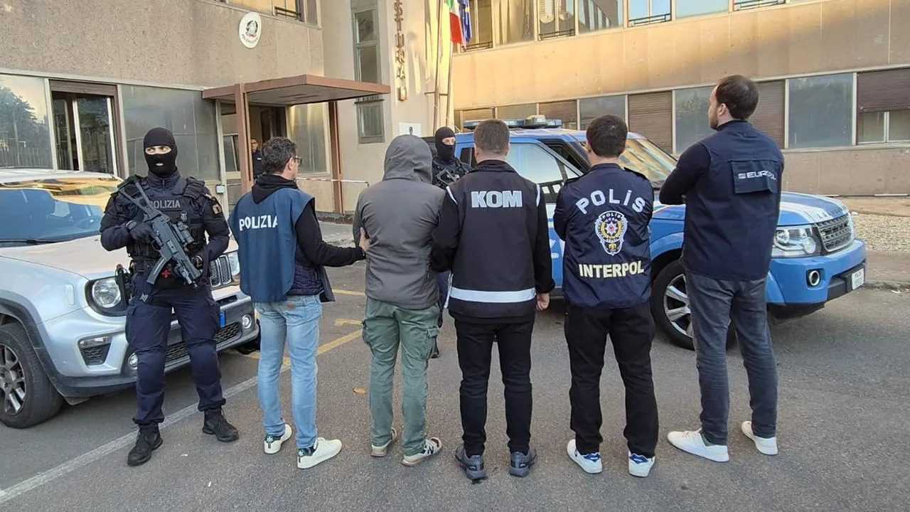 Kırmızı Bültenli 9 Suçlu Türkiye'ye İade Edildi 2 Kirmizi Bultenli 9 Suclu Turkiyeye Iade Edildi 3