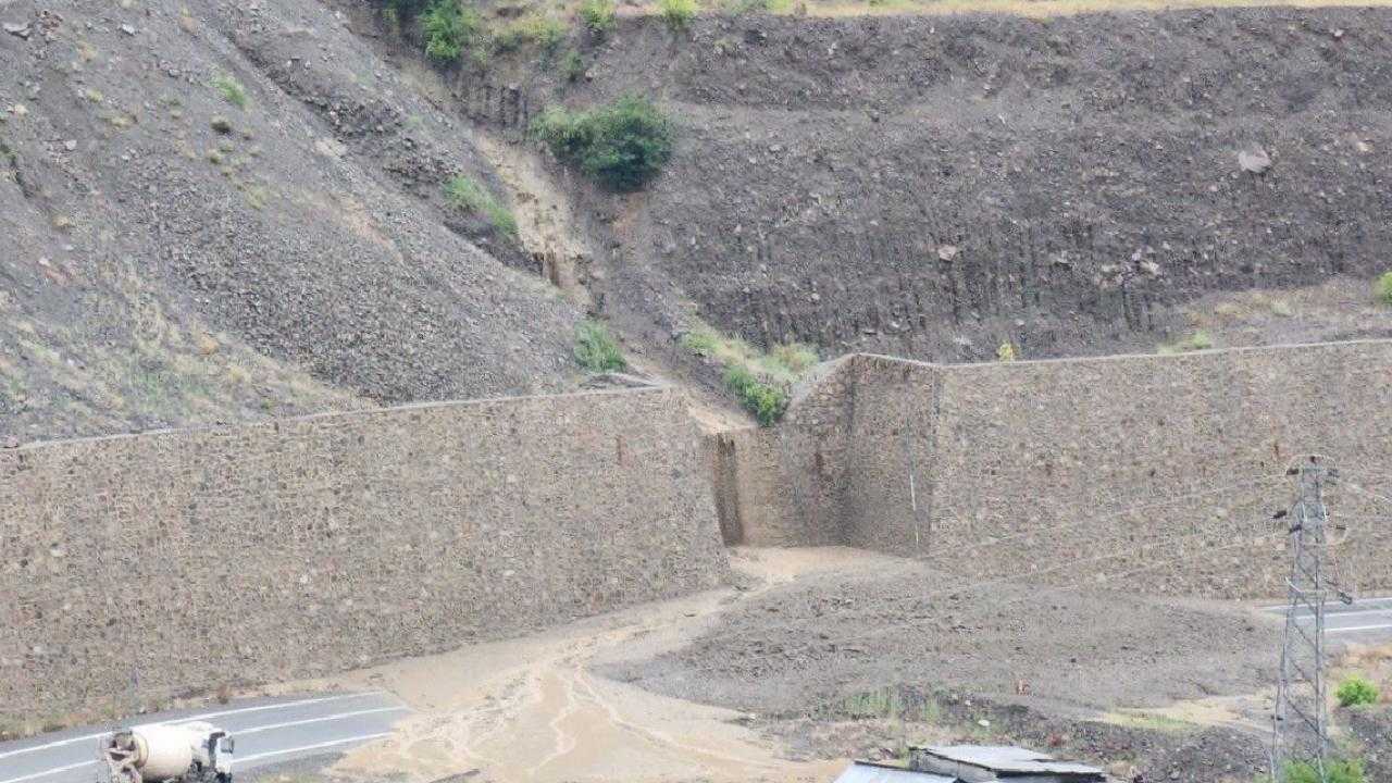 Saganak Sonrasi Felaket Yusufelinde Ulasim Durdu 2