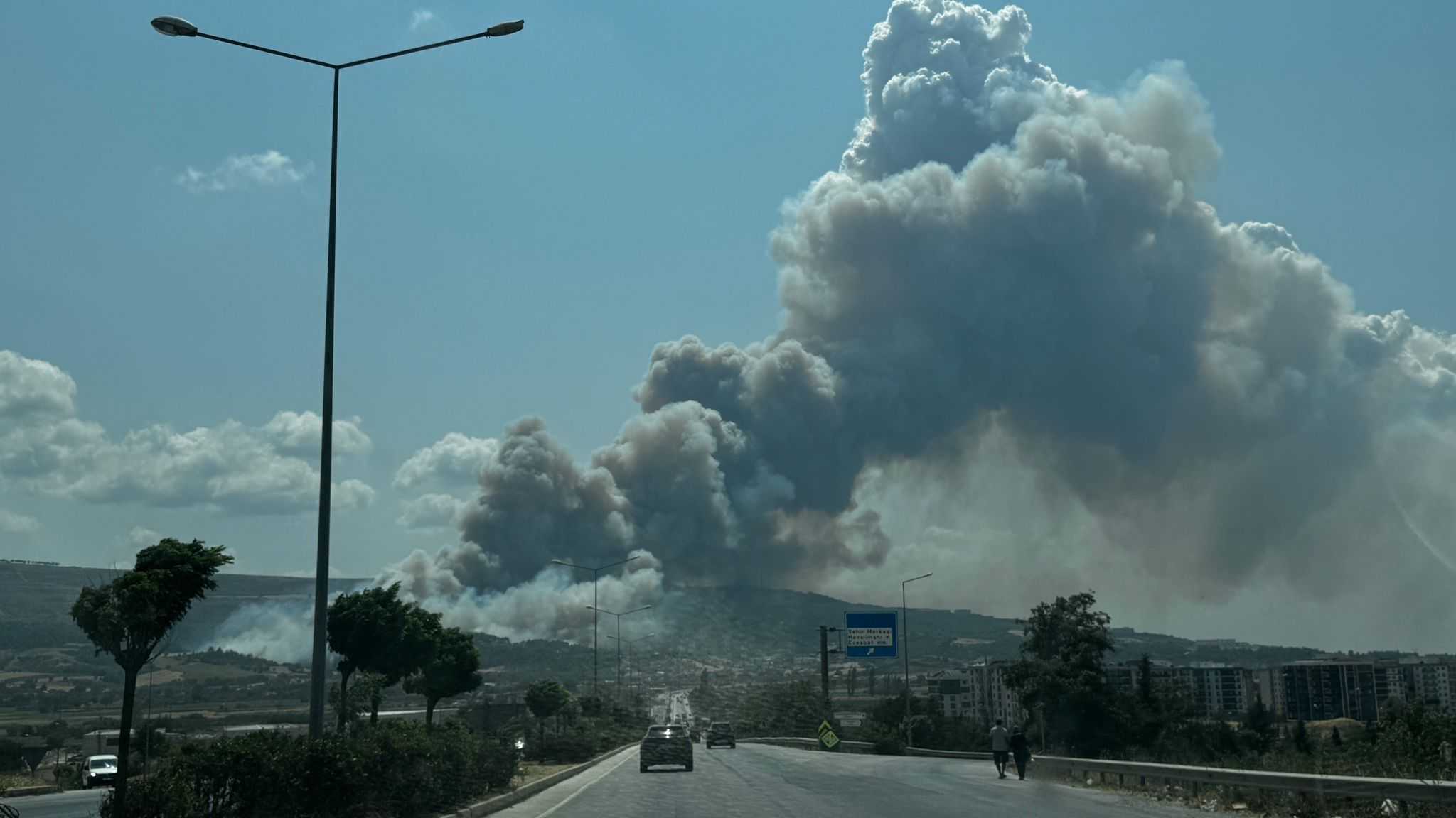 Karabük, Bolu, Çanakkale Yanıyor! 3 AA 20250808 38775664 38775663 CANAKKALEDE TARIM ARAZISINDE BASLAYIP ORMANA SICRAYAN YANGINA MUDAHALE EDILIYOR 1