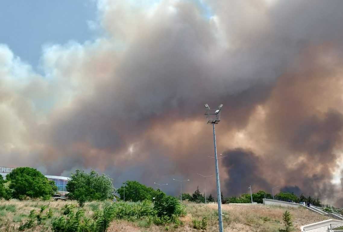 Karabük, Bolu, Çanakkale Yanıyor! 1 AA 20250808 38776191 38776189 CANAKKALEDE TARIM ARAZISINDE BASLAYIP ORMANA SICRAYAN YANGINA MUDAHALE EDILIYOR
