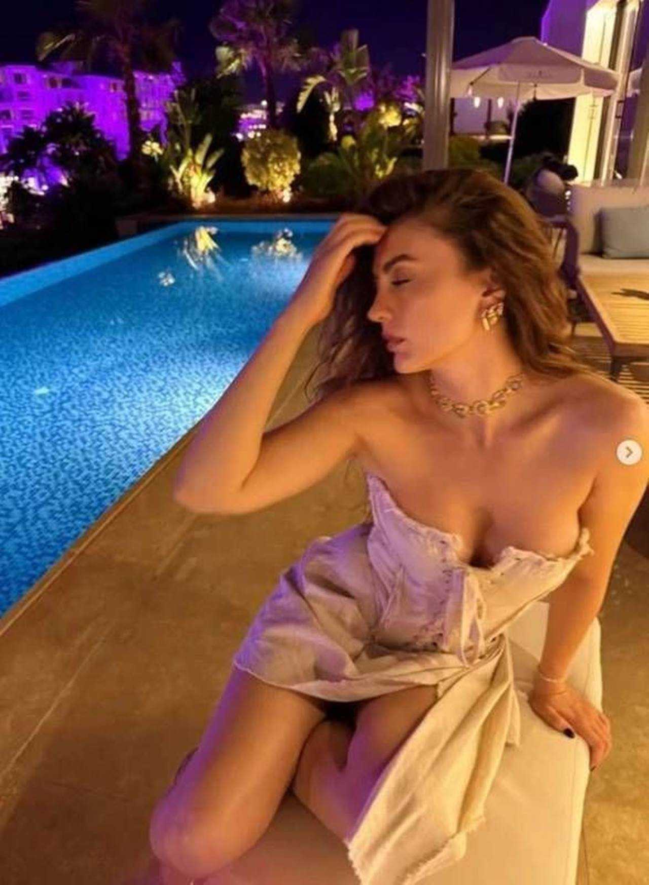 Burcu Özberk'ten Nefes Kesen Pozlar! Sosyal Medyayı Salladı 1 Burcu Ozberkten Nefes Kesen Pozlar Sosyal Medyayi Salladi 1