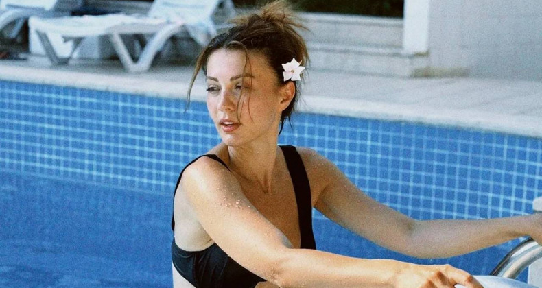 Burcu Özberk’ten Nefes Kesen Pozlar! Sosyal Medyayı Salladı