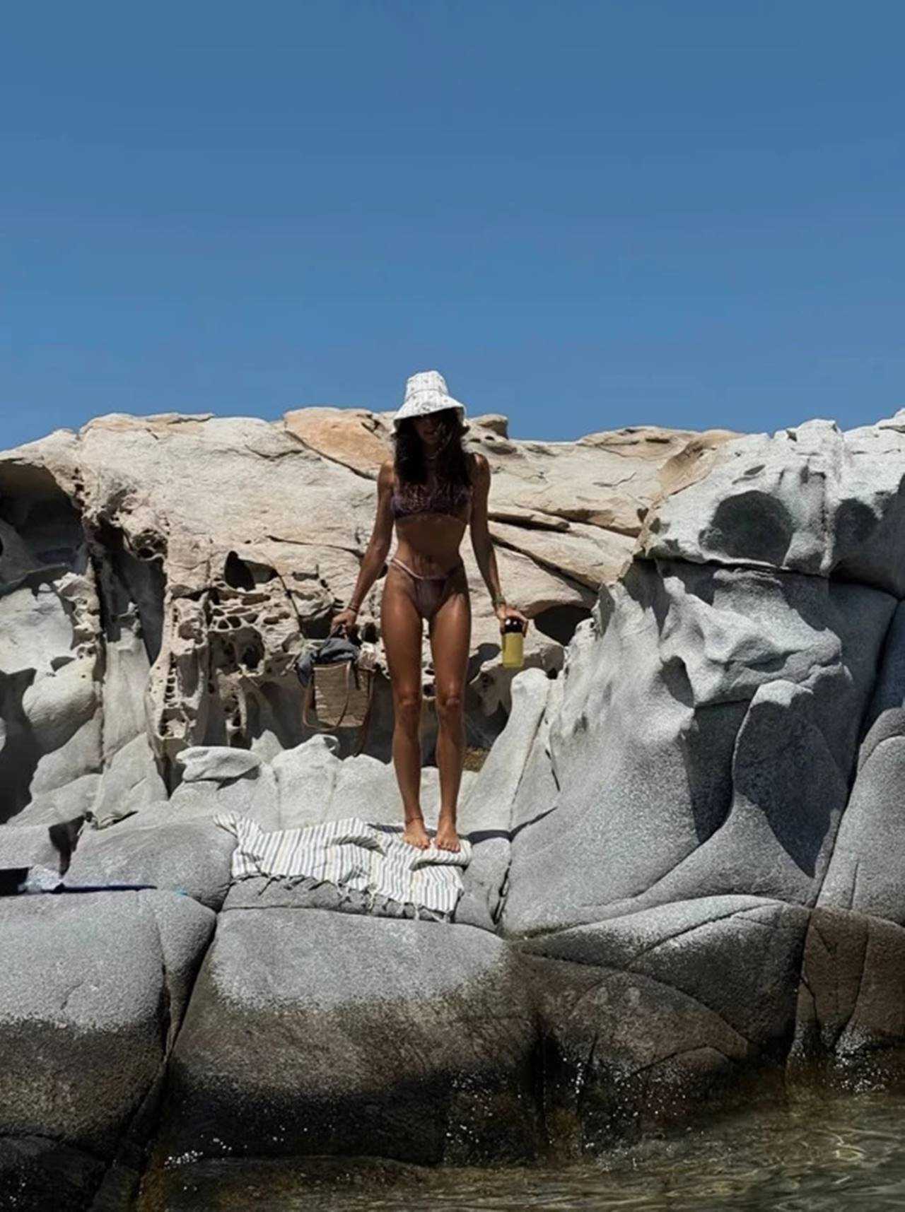 Elvin Levinler Paros’ta Bikinili Güzelliğiyle Göz Kamaştırdı 3 Elvin Levinler Parosta Bikinili Guzelligiyle Goz Kamastirdi 4