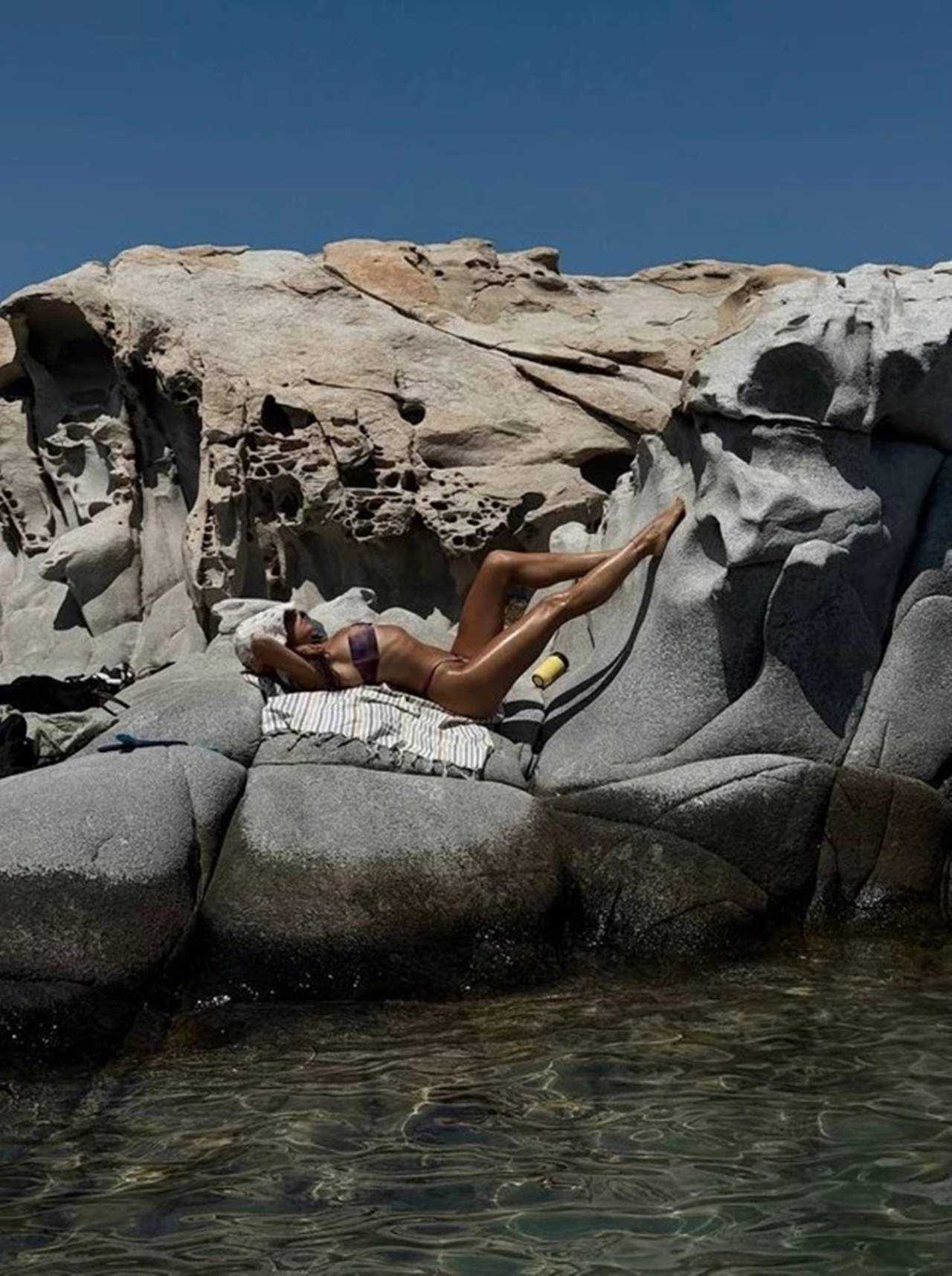 Elvin Levinler Paros’ta Bikinili Güzelliğiyle Göz Kamaştırdı 4 Elvin Levinler Parosta Bikinili Guzelligiyle Goz Kamastirdi 5