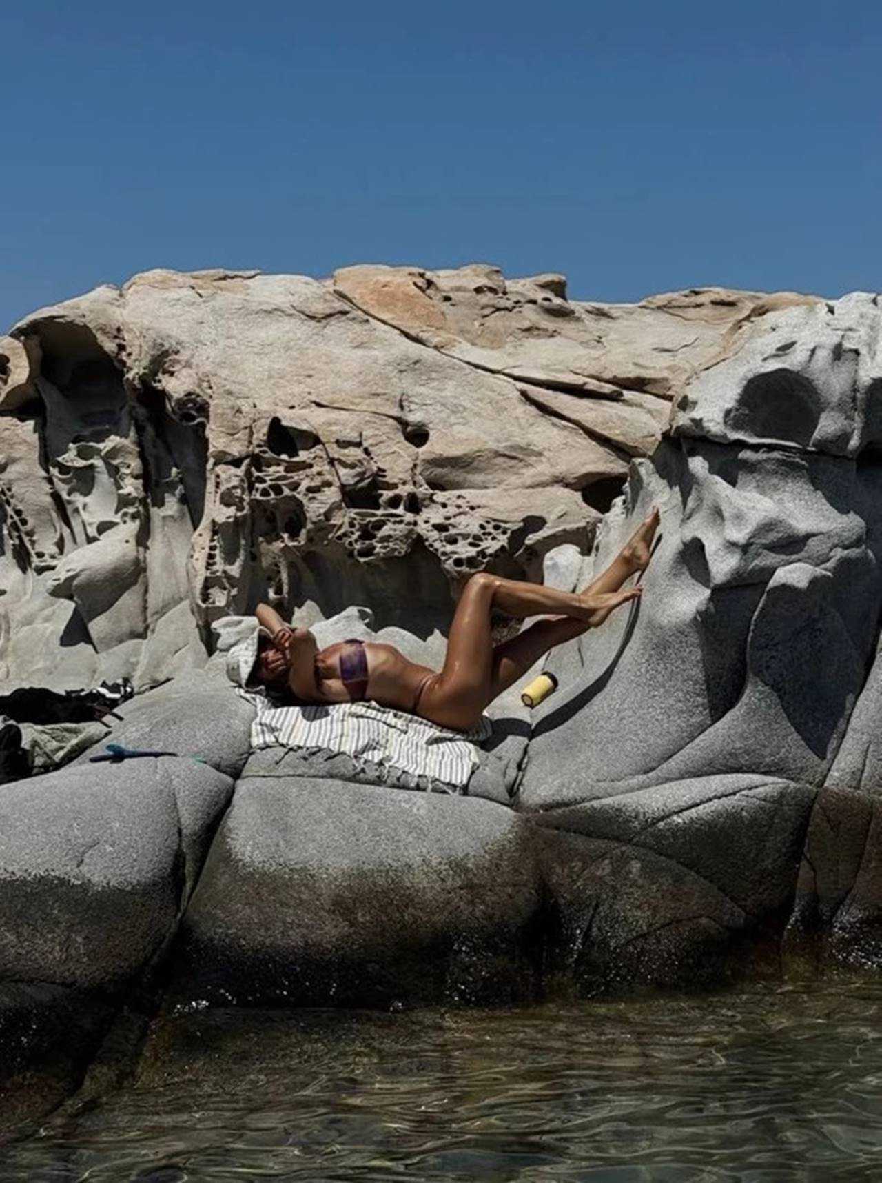 Elvin Levinler Paros’ta Bikinili Güzelliğiyle Göz Kamaştırdı 5 Elvin Levinler Parosta Bikinili Guzelligiyle Goz Kamastirdi 6