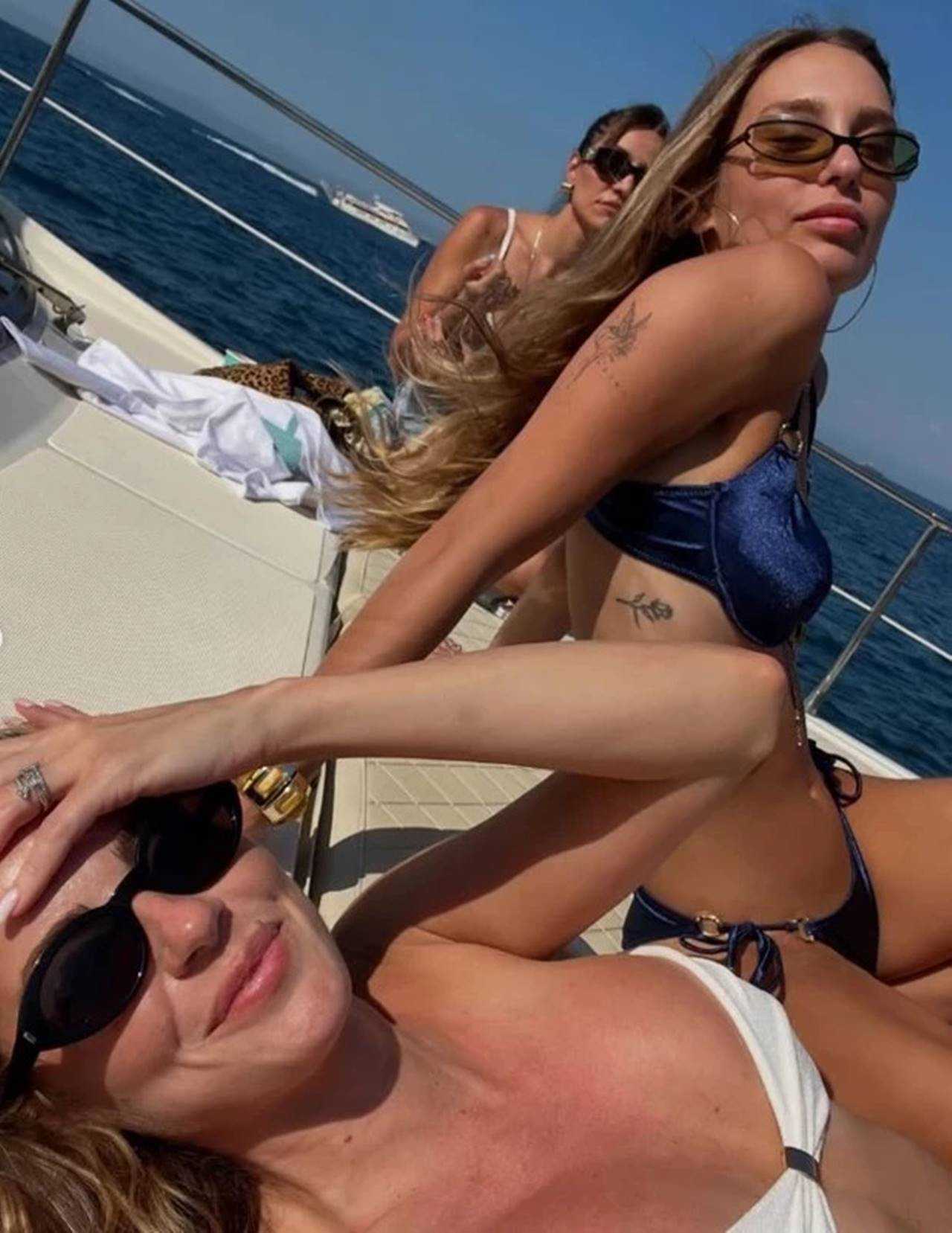 Ezgi Eyüboğlu’ndan Bikinili Göz Kamaştıran Paylaşımlar 3 Ezgi Eyuboglundan Bikinili Goz Kamastiran Paylasimlar 4