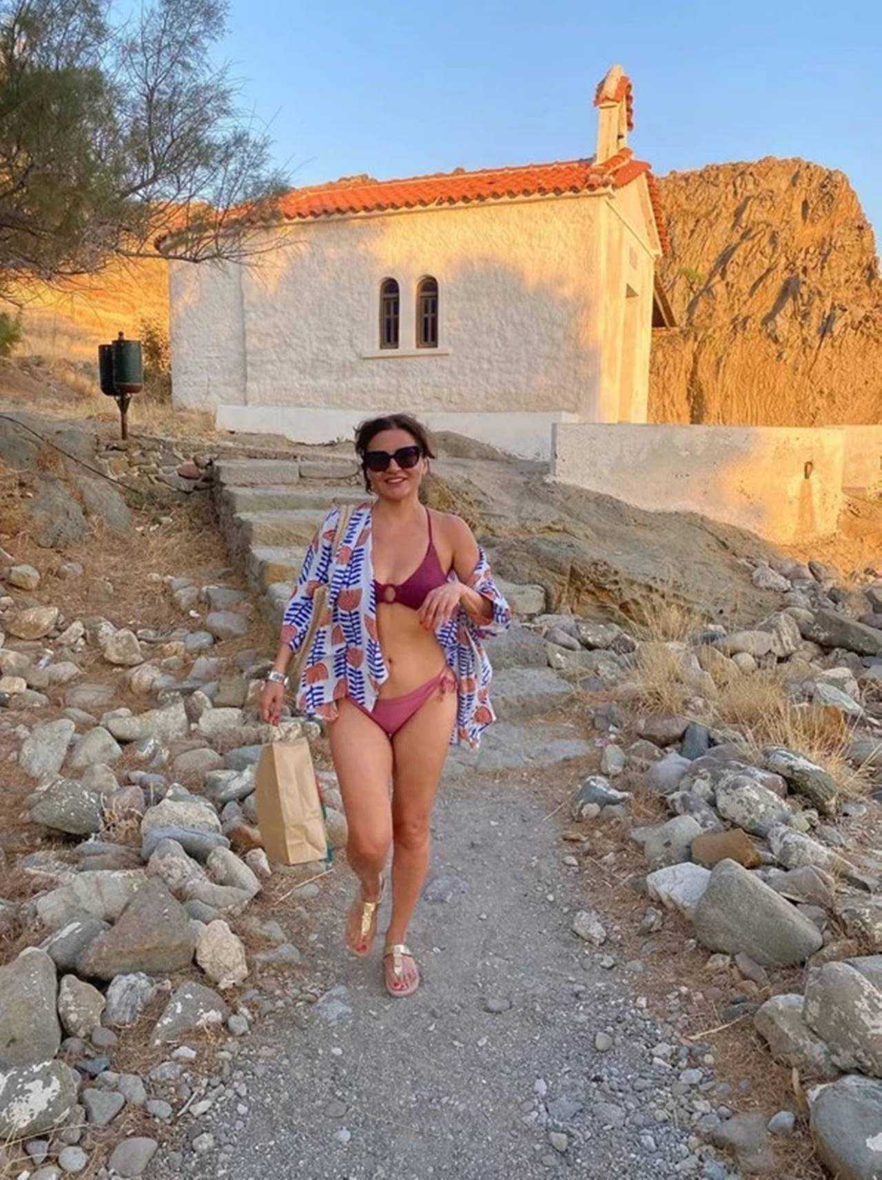 Goksel Tatilde Bikinili Pozlariyla Goz Kamastirdi 3