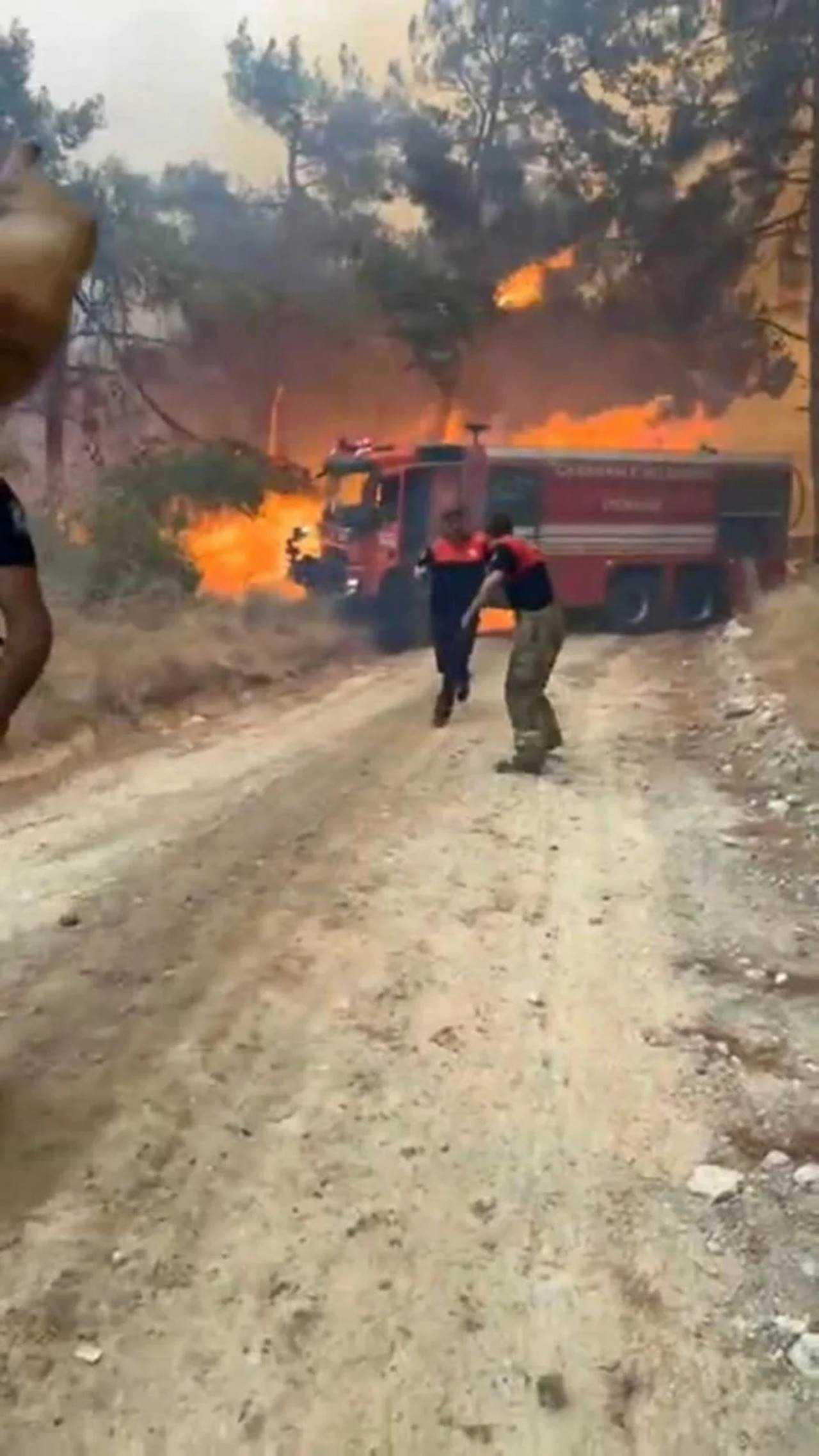 Türkiye Alevlerle Savaşta: Orman Yangınları Alarm Veriyor 5 Turkiye Alevlerle Savasta Orman Yanginlari Alarm Veriyor 6