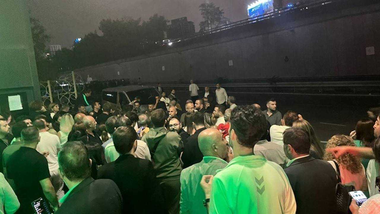 CHP İl Binası Önünde Gerilim: Vatandaşlar Barikatları Aştı 1 CHP Il Binasi Onunde Gerilim Vatandaslar Barikatlari Asti 2