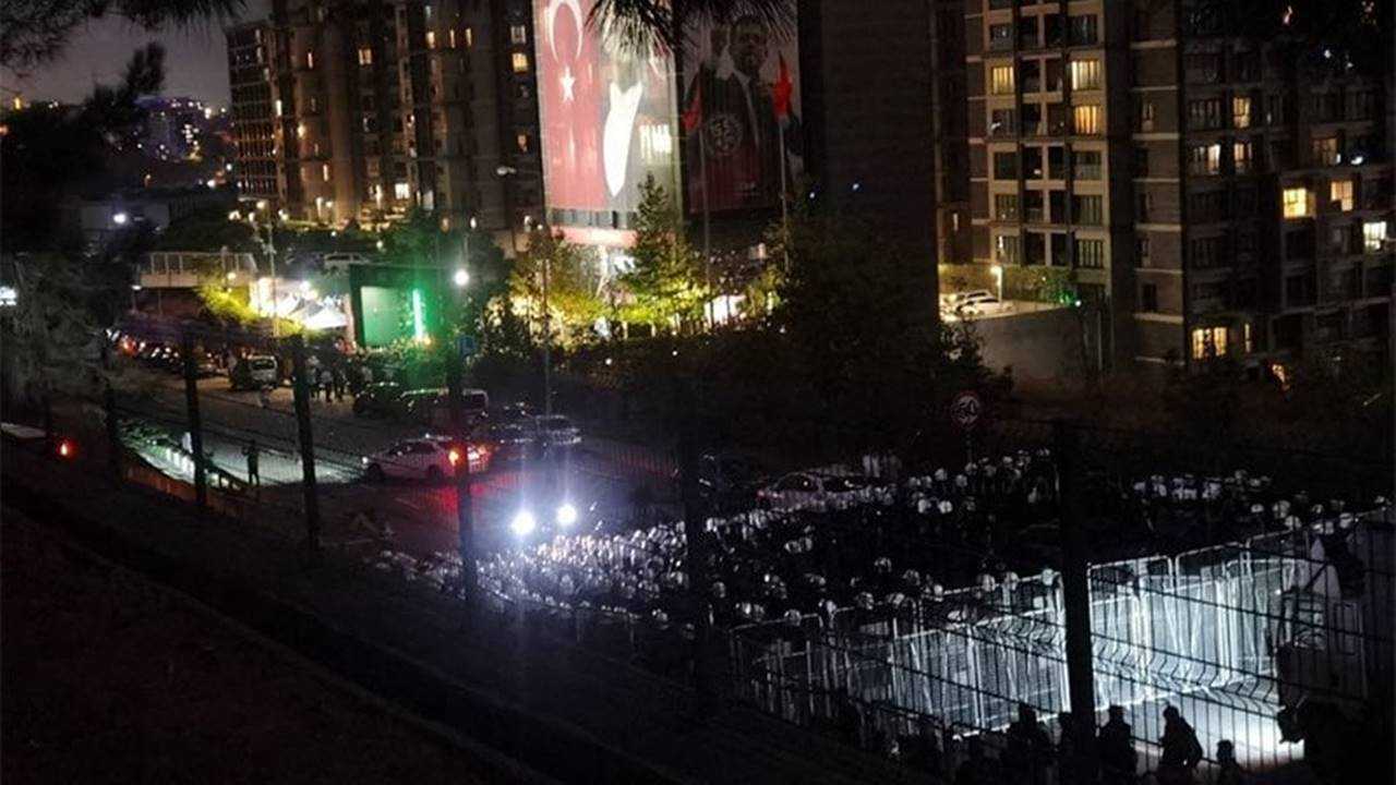 CHP İl Binası Önünde Gerilim: Vatandaşlar Barikatları Aştı 2 CHP Il Binasi Onunde Gerilim Vatandaslar Barikatlari Asti 3