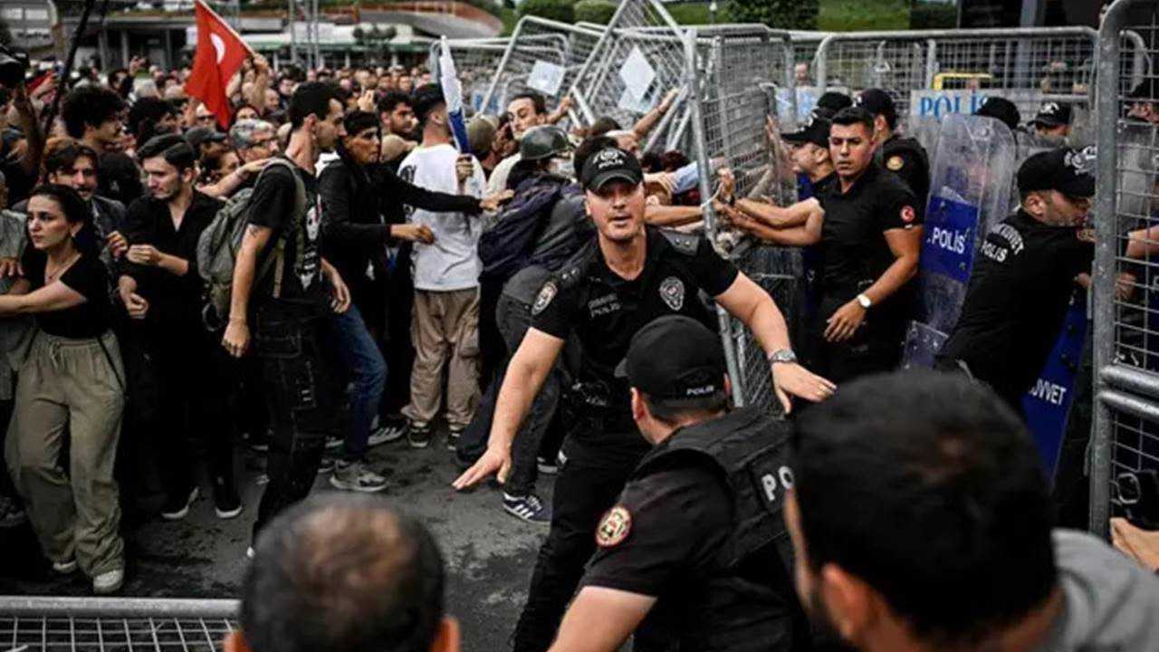 CHP Önündeki Paylaşımlara 3 Tutuklama 3 CHP Onundeki Paylasimlara 3 Tutuklama 3