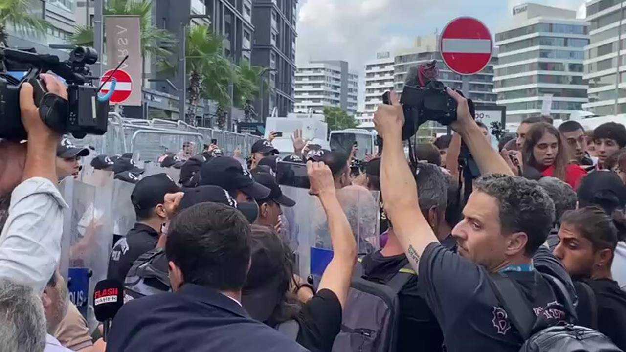 CHP Önündeki Paylaşımlara 3 Tutuklama 4 CHP Onundeki Paylasimlara 3 Tutuklama 4