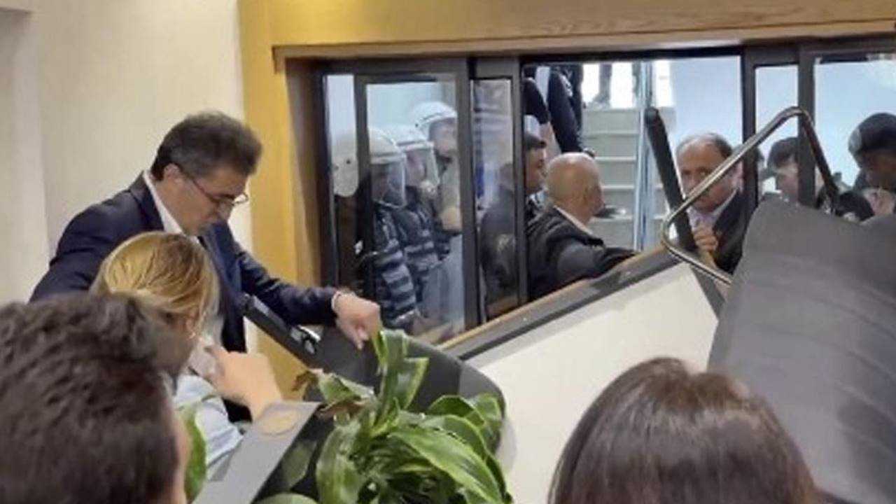 Gürsel Tekin İl Başkanlığı’na Polis Eşliğinde Girdi 4 Gursel Tekin Il Baskanligina Polis Esliginde Girdi 5