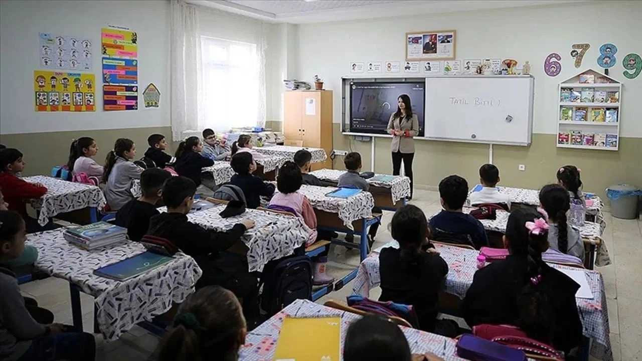 Her Öğrenciye Bir Fidan: Yeni Eğitim Yılı Başladı 2 Her Ogrenciye Bir Fidan Yeni Egitim Yili Basladi 3