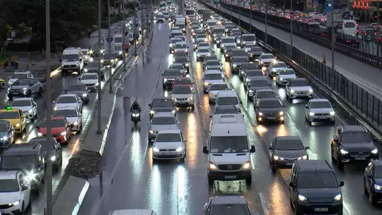 İstanbul’da Trafik Çilesi: Yoğunluk Tavan Yaptı 3 Istanbulda Trafik Cilesi Yogunluk Tavan Yapti 4