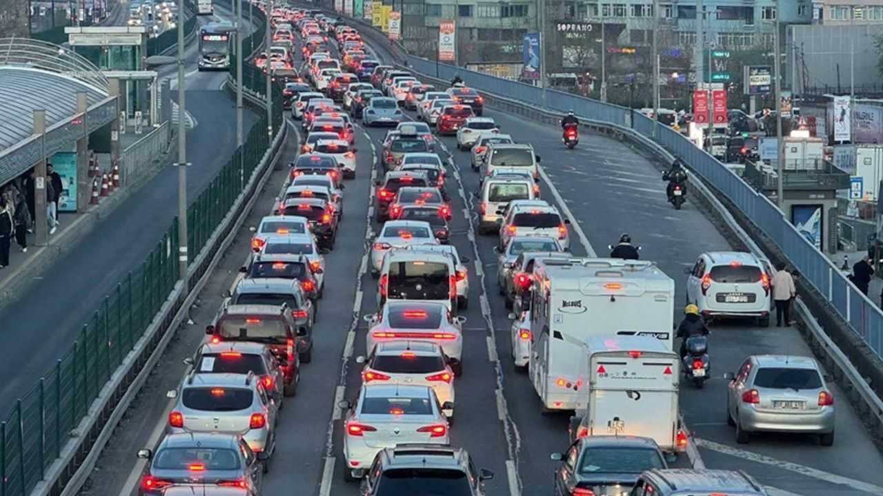 Deprem İstanbul’u Kilitledi: Trafik %71’e Dayandı 1 Deprem Istanbulu Kilitledi Trafik 71e Dayandi 2