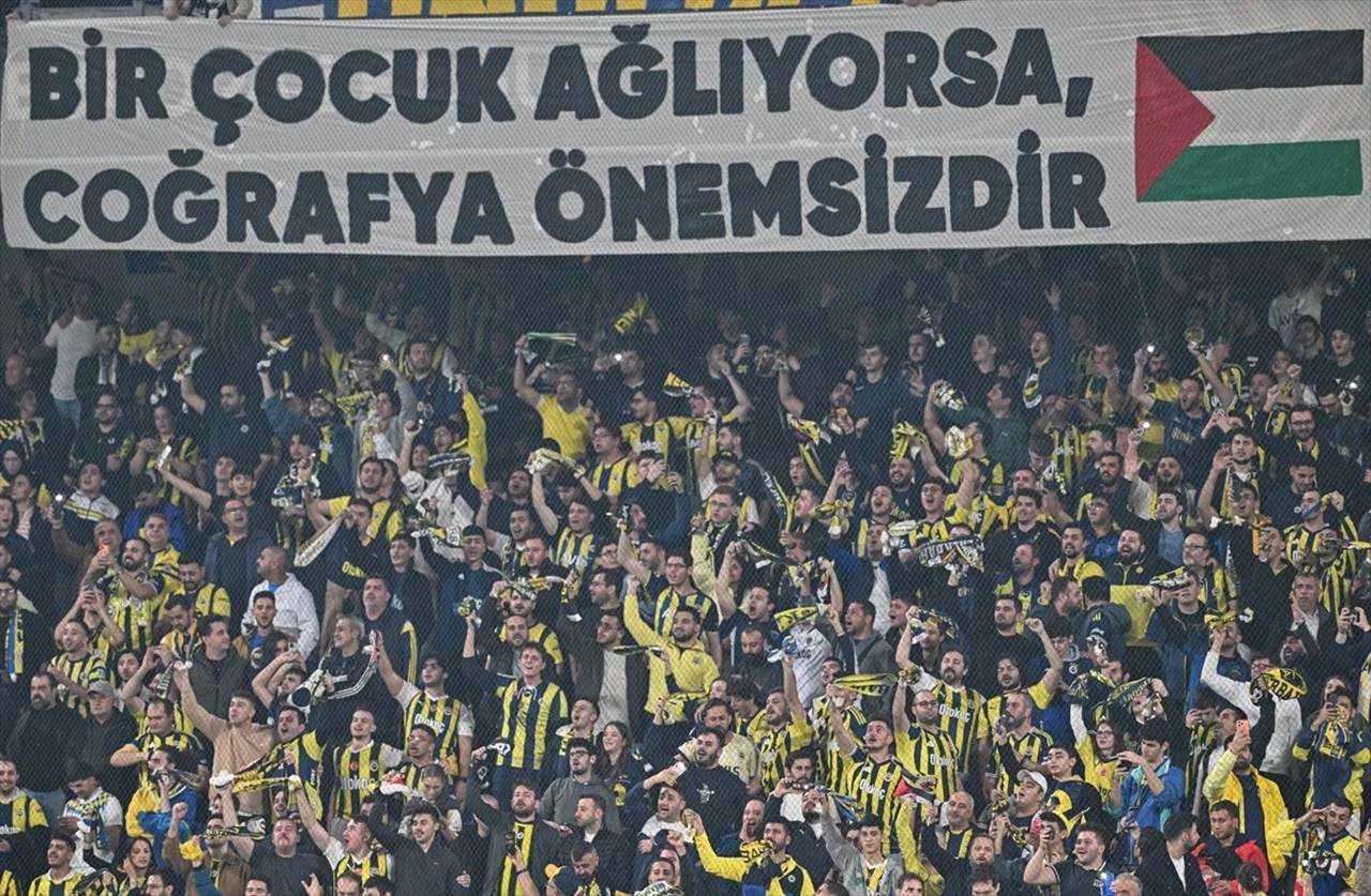 Fenerbahçe Tribünleri Dolu, Filistin’e Destek Mesajı 1 Fenerbahce Tribunleri Dolu Filistine Destek Mesaji 2