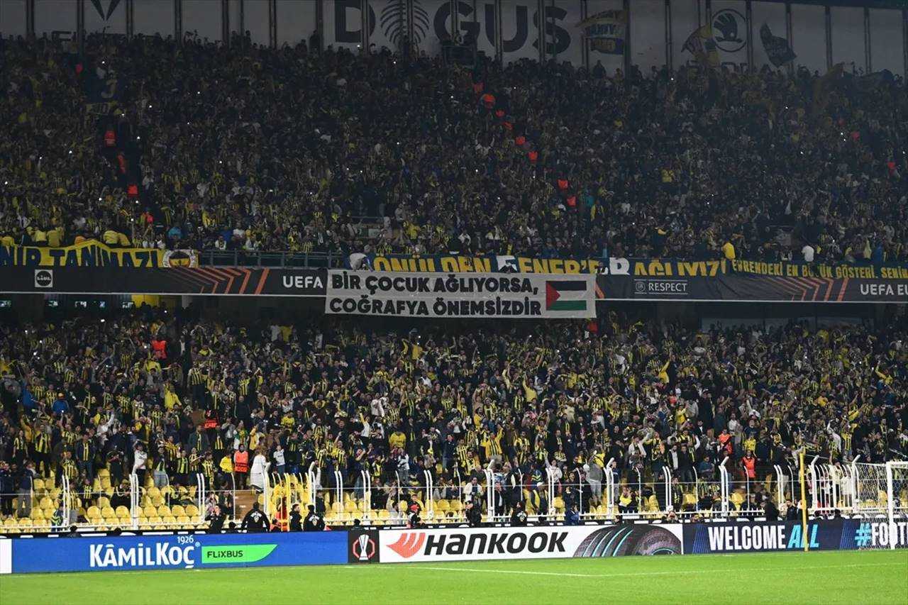 Fenerbahçe Tribünleri Dolu, Filistin’e Destek Mesajı 2 Fenerbahce Tribunleri Dolu Filistine Destek Mesaji 3