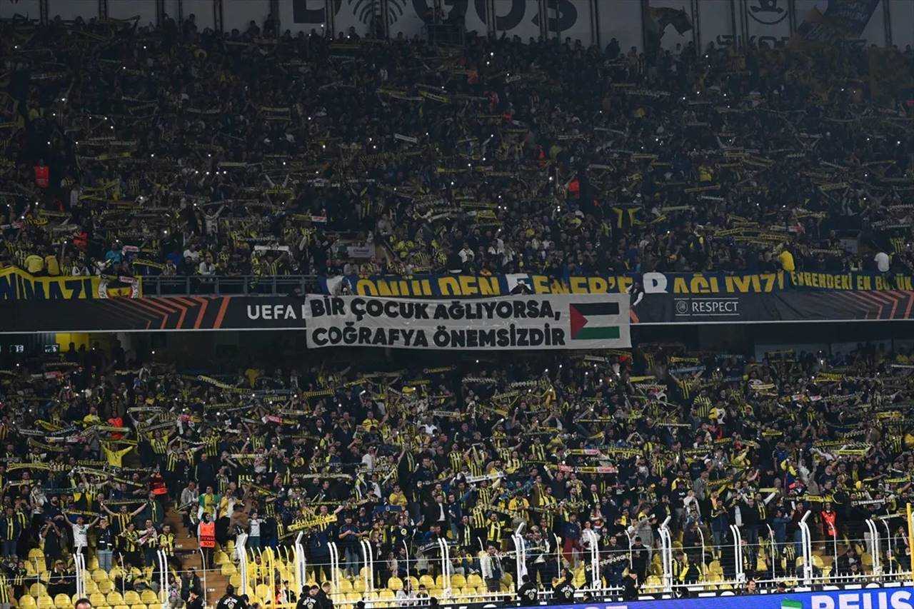 Fenerbahçe Tribünleri Dolu, Filistin’e Destek Mesajı 3 Fenerbahce Tribunleri Dolu Filistine Destek Mesaji 4
