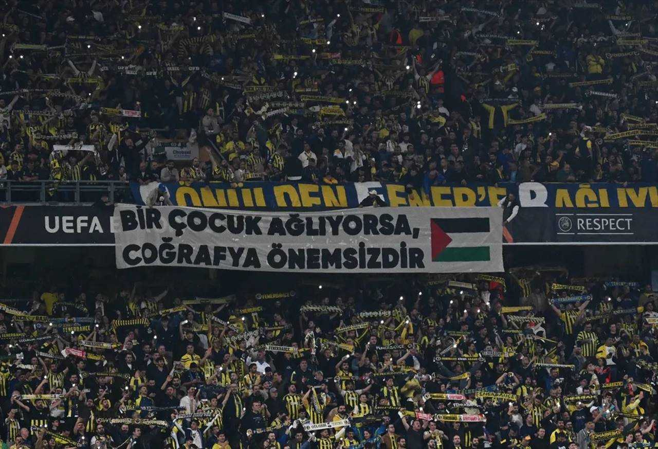 Fenerbahçe Tribünleri Dolu, Filistin’e Destek Mesajı 4 Fenerbahce Tribunleri Dolu Filistine Destek Mesaji 5