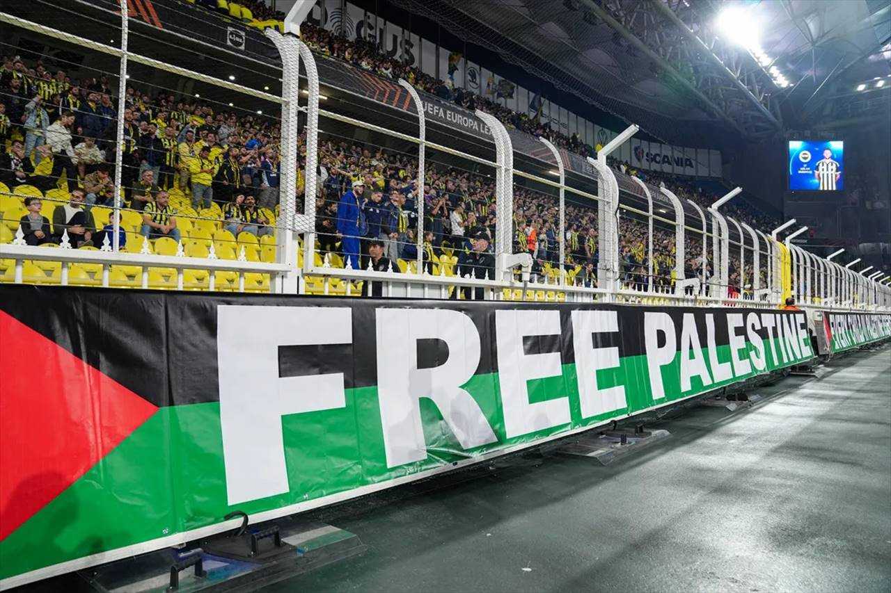 Fenerbahçe Tribünleri Dolu, Filistin’e Destek Mesajı 5 Fenerbahce Tribunleri Dolu Filistine Destek Mesaji 6