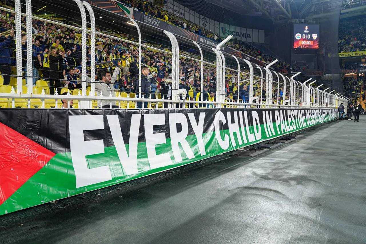 Fenerbahçe Tribünleri Dolu, Filistin’e Destek Mesajı 6 Fenerbahce Tribunleri Dolu Filistine Destek Mesaji 7