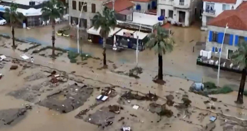 Foça Sular Altında: Bir Kişi Kayıp, İlçe Felaketi Yaşadı