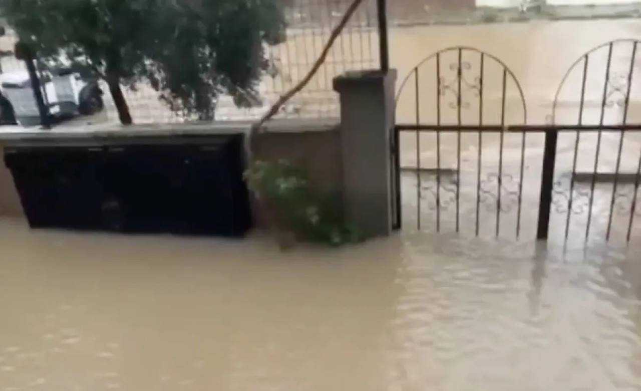 Foça Sular Altında: Bir Kişi Kayıp, İlçe Felaketi Yaşadı 2 Foca Sular Altinda Bir Kisi Kayip Ilce Felaketi Yasadi 3