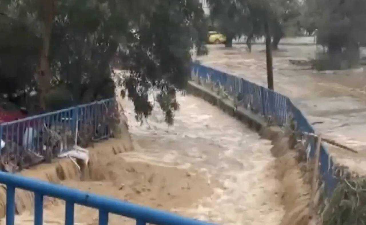 Foça Sular Altında: Bir Kişi Kayıp, İlçe Felaketi Yaşadı 3 Foca Sular Altinda Bir Kisi Kayip Ilce Felaketi Yasadi 4