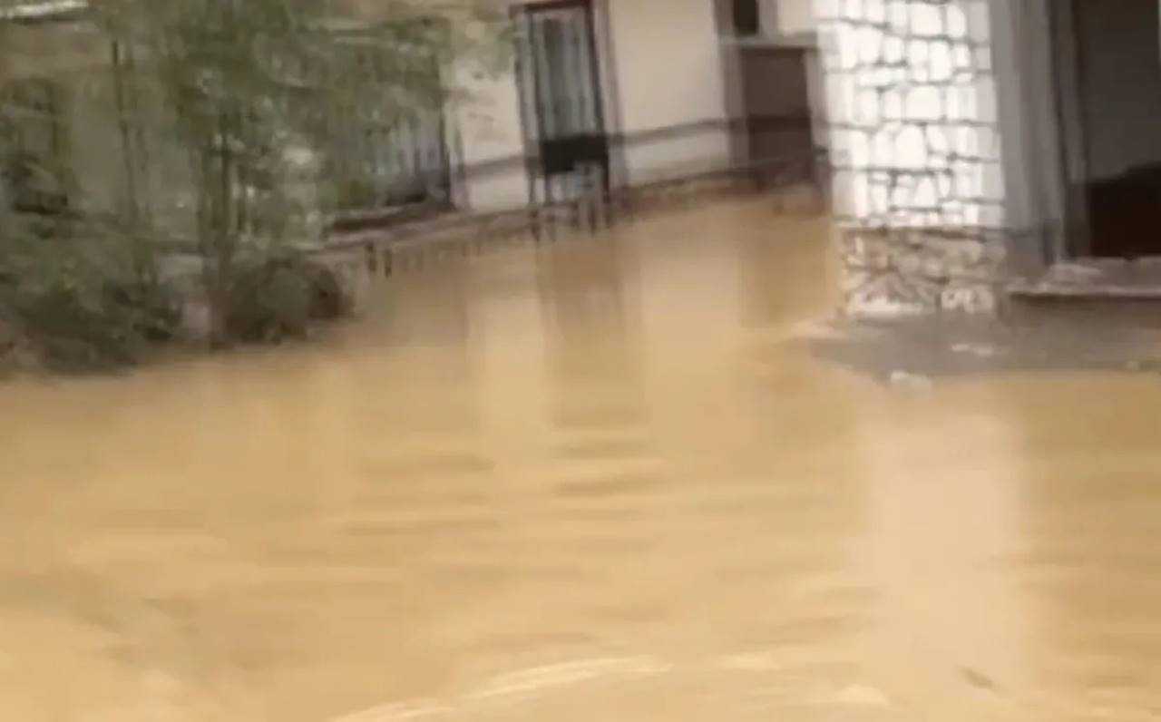 Foça Sular Altında: Bir Kişi Kayıp, İlçe Felaketi Yaşadı 4 Foca Sular Altinda Bir Kisi Kayip Ilce Felaketi Yasadi 5