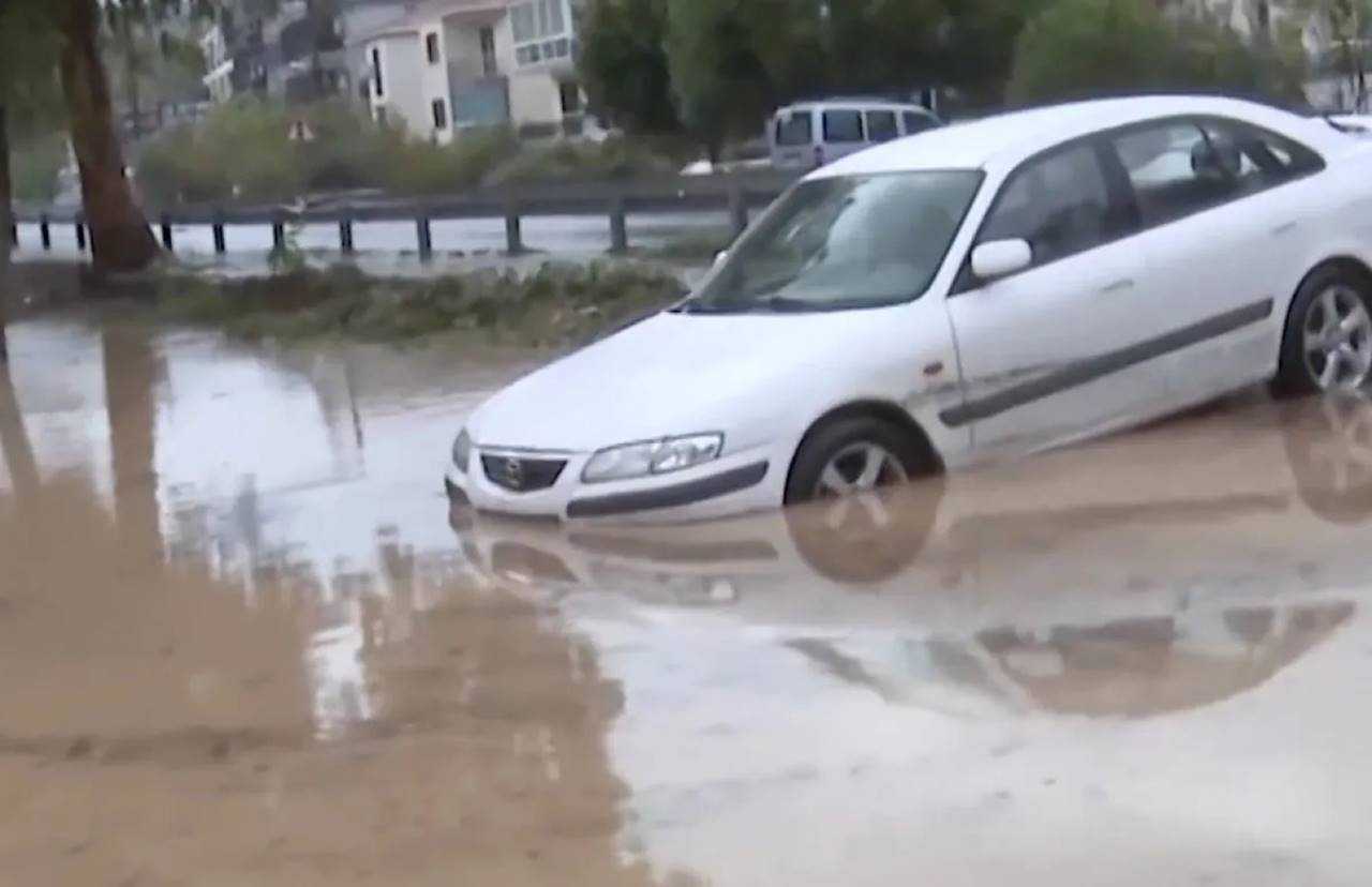 Foça Sular Altında: Bir Kişi Kayıp, İlçe Felaketi Yaşadı 5 Foca Sular Altinda Bir Kisi Kayip Ilce Felaketi Yasadi 6