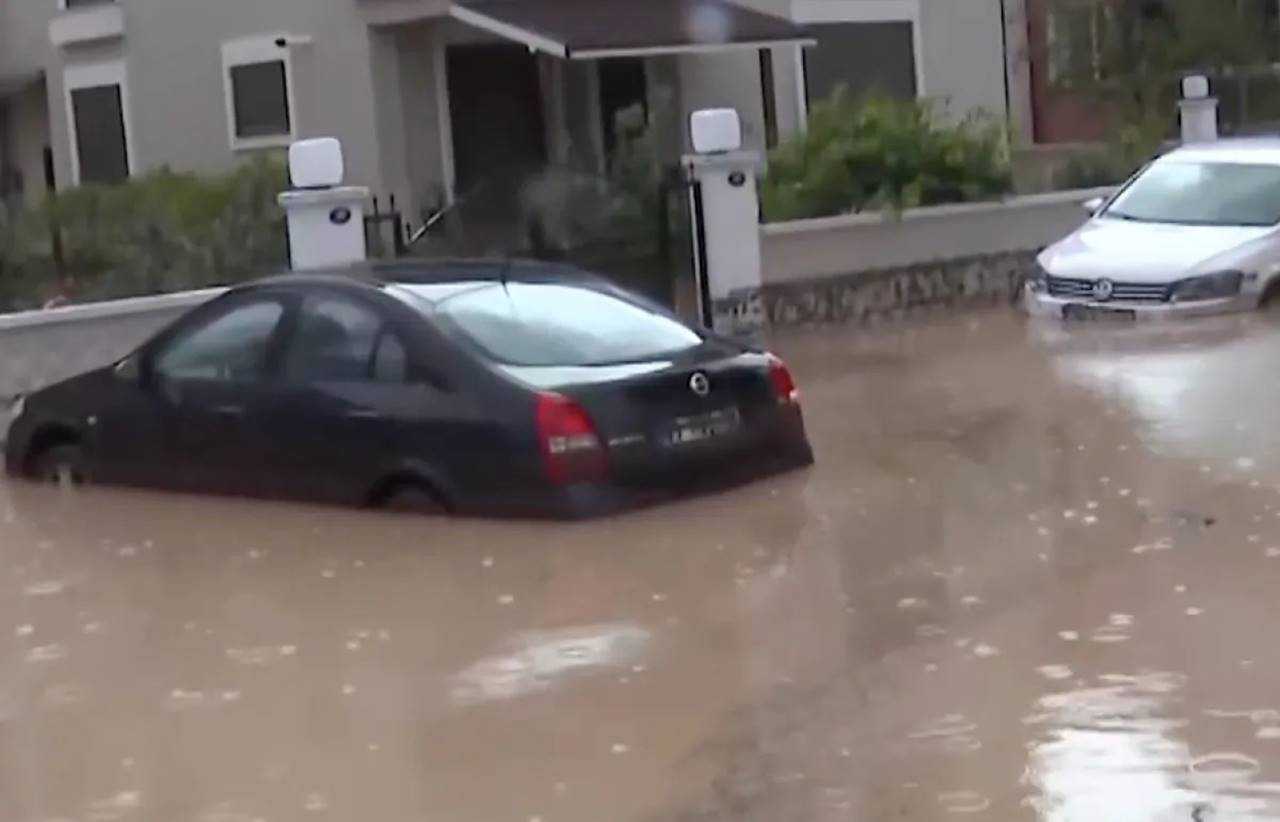 Foça Sular Altında: Bir Kişi Kayıp, İlçe Felaketi Yaşadı 6 Foca Sular Altinda Bir Kisi Kayip Ilce Felaketi Yasadi 7