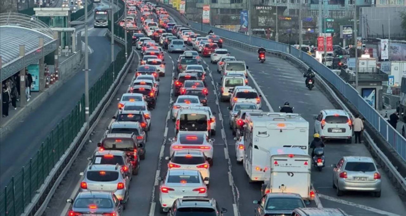İstanbul’da Akşam Çilesi: Köprüler Durma Noktasında