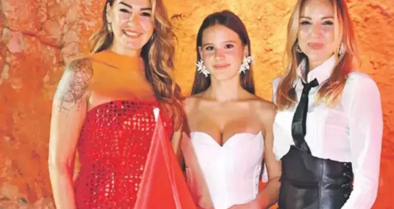 Pınar Altuğ’un Kızı Su Podyumda Fırtına Estirdi