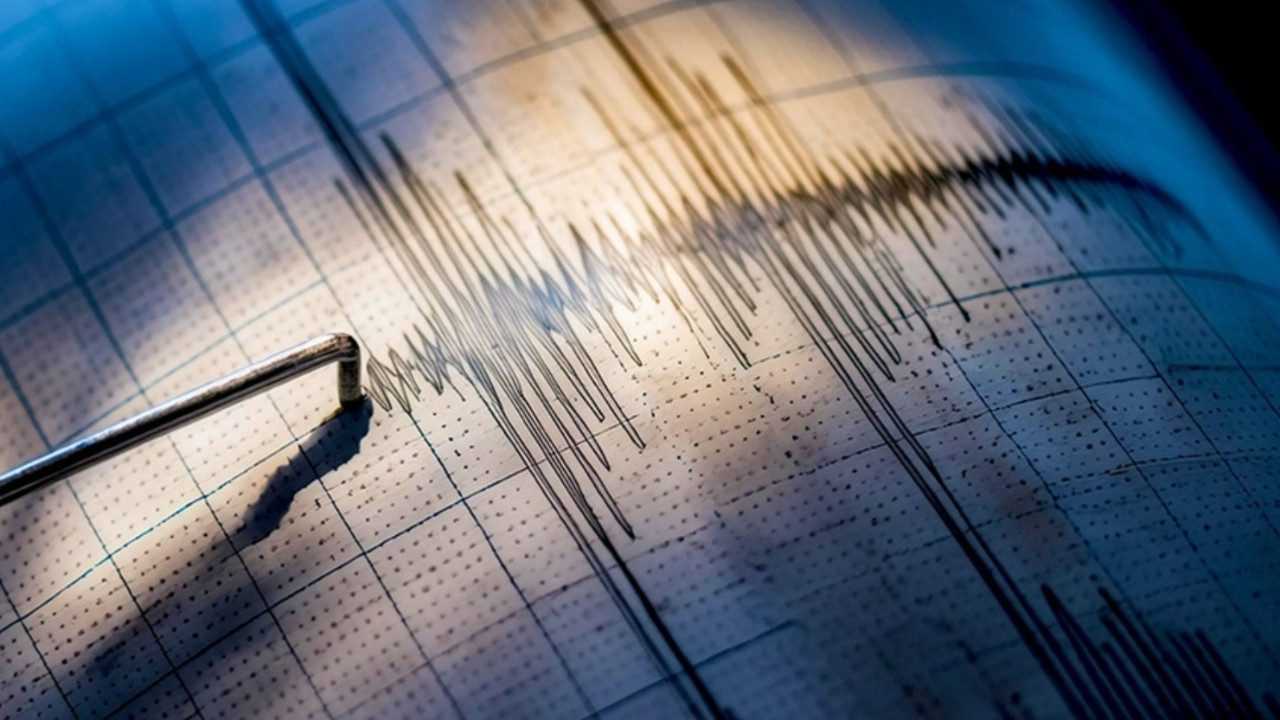 Sindirgida Deprem Zinciri Yuzlerce Artci Devam Ediyor 3