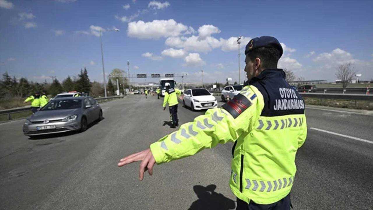 Trafikte Ceza Yağmuru: Ehliyetler Geri Alınıyor 3 Trafikte Ceza Yagmuru Ehliyetler Geri Aliniyor 4