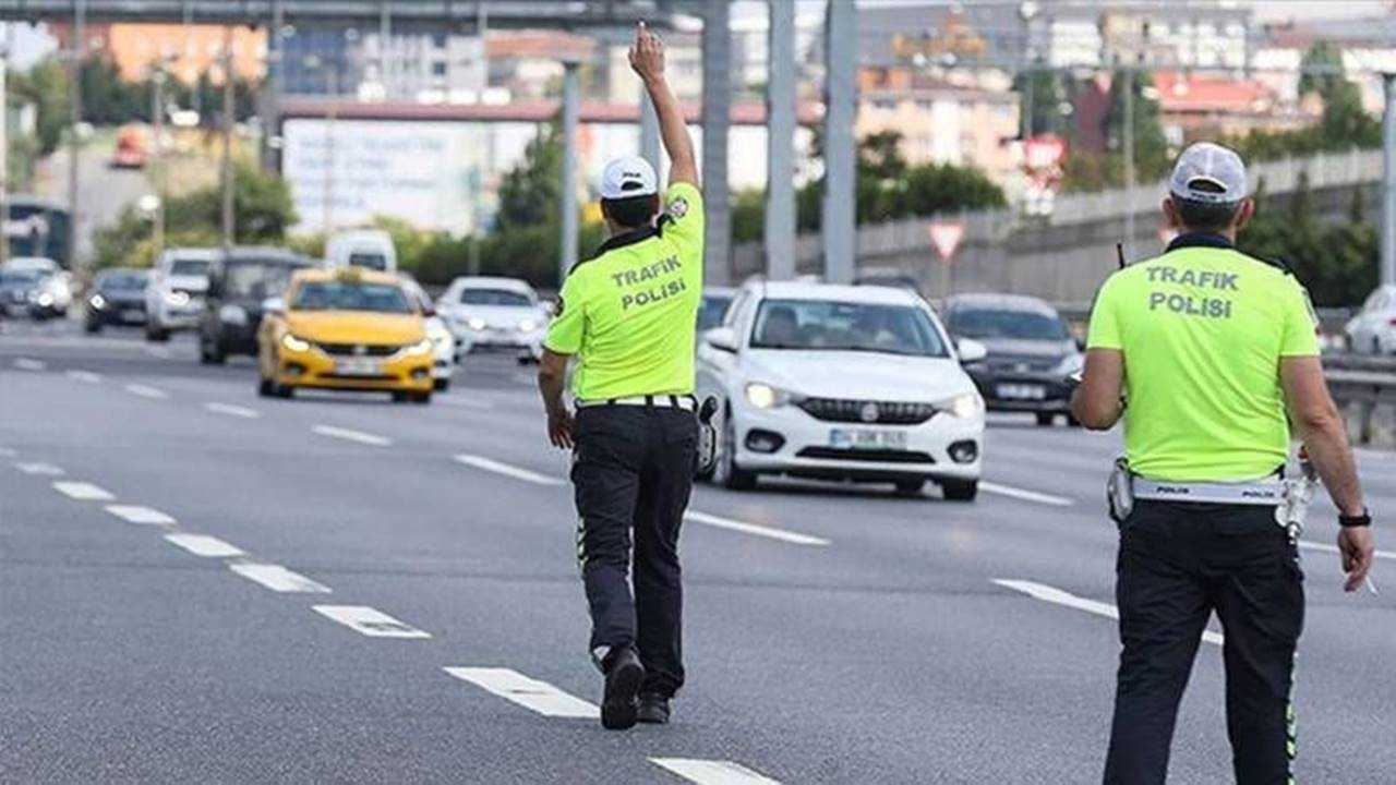Trafikte Ceza Yağmuru: Ehliyetler Geri Alınıyor 6 Trafikte Ceza Yagmuru Ehliyetler Geri Aliniyor 7