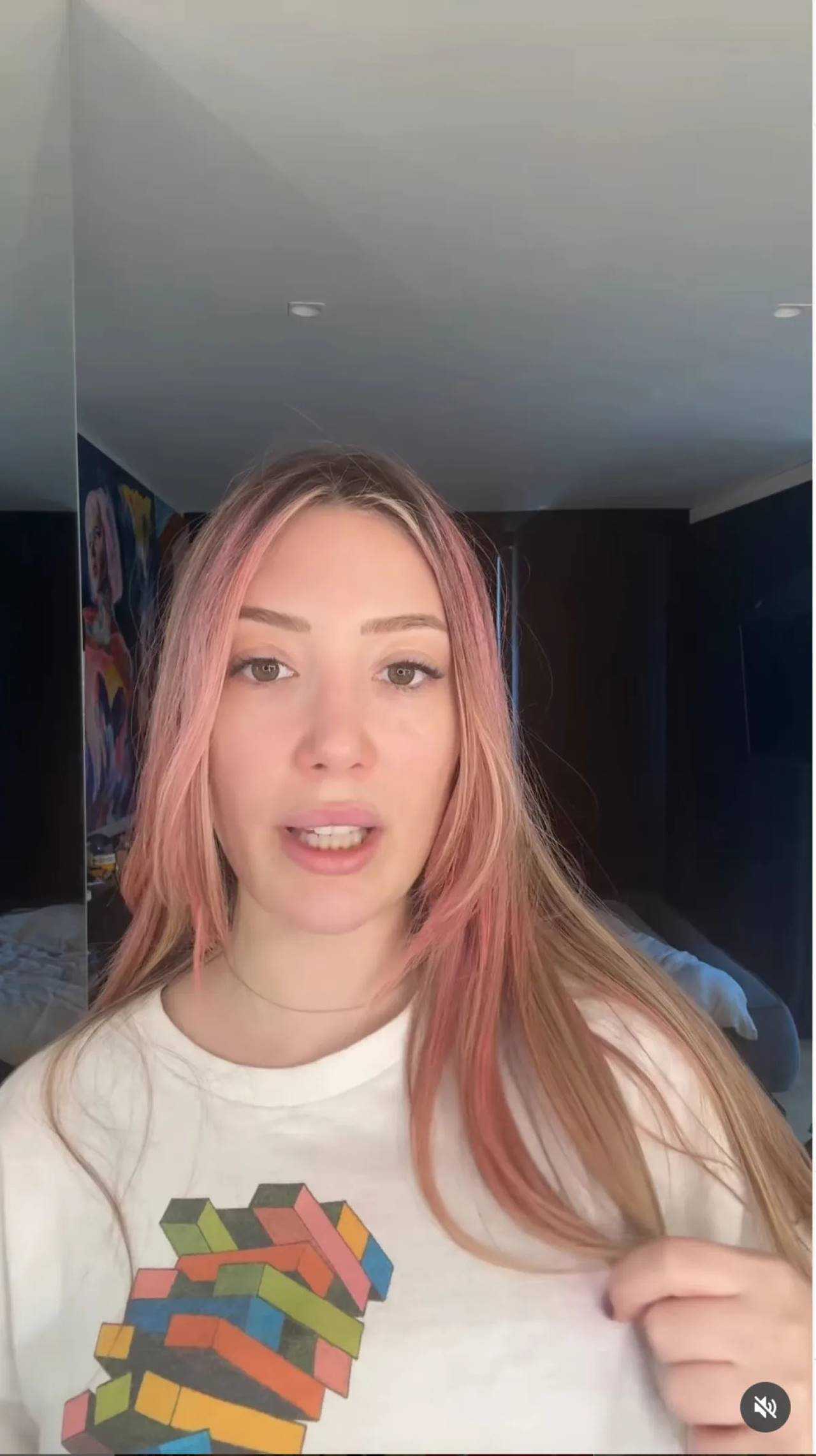 Yasmin Erbil: Pembe Saçlarla Sosyal Medyayı Salladı 2 Yasmin Erbil Pembe Saclarla Sosyal Medyayi Salladi 3