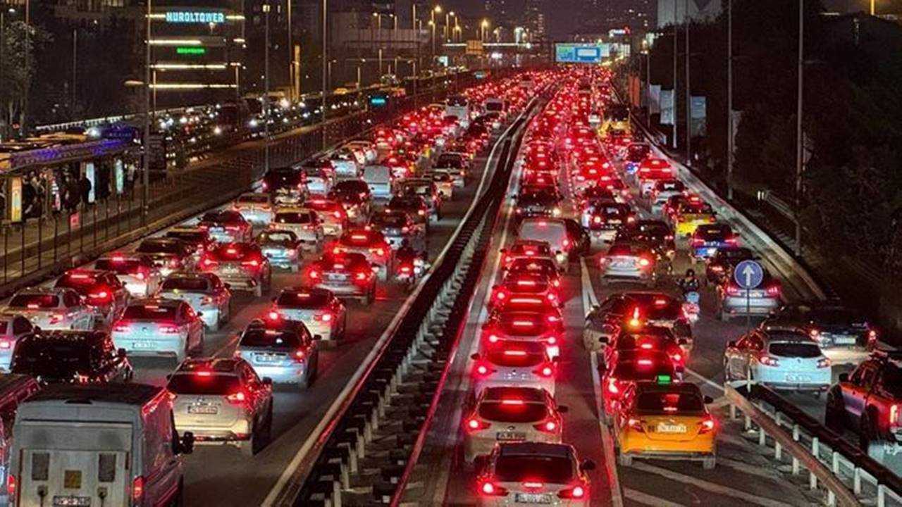 Istanbulda Trafik Felc Avrupa ve Anadolu Yakasi Kilitlendi 3