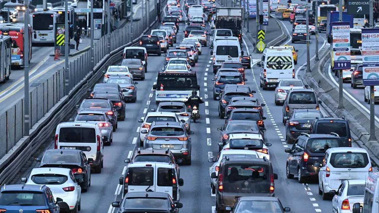 Istanbulda Trafik Felc Avrupa ve Anadolu Yakasi Kilitlendi 4