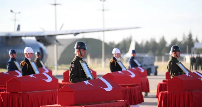 Şehitlerimiz Türkiye’ye Getirildi: Milli Yas Havalimanını Sardı