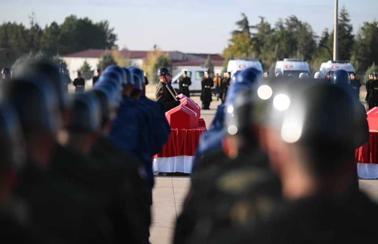 Şehitlerimiz Türkiye’ye Getirildi: Milli Yas Havalimanını Sardı 2 Sehitlerimiz Turkiyeye Getirildi Milli Yas Havalimanini Sardi 3