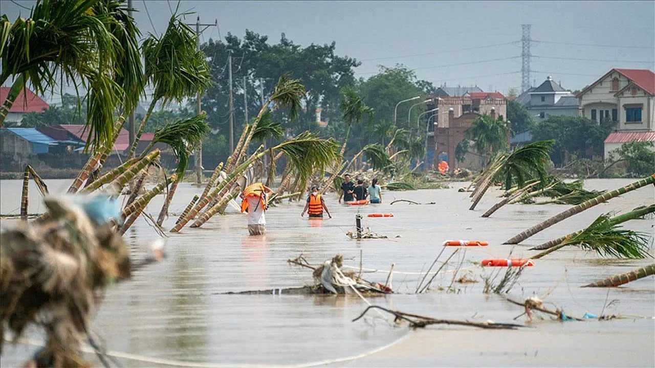 Sel ve Heyelan Orta Vietnamda Hayat Durma Noktasinda 2