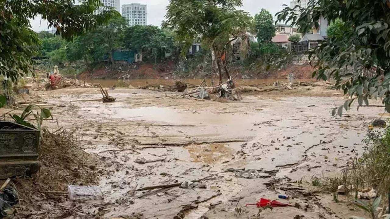 Sel ve Heyelan Orta Vietnamda Hayat Durma Noktasinda 4